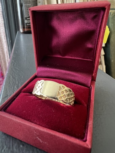 Welsh hand made 9ct gold - hand,